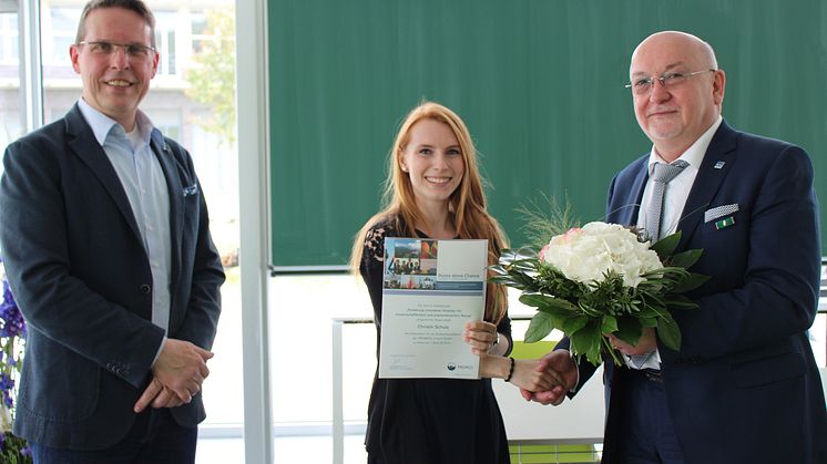 TH-Präsident Prof. Dr. László Ungvári (r.) und Dekan Prof. Bertil Haack gratulieren Christin Schulz und wünschen ihr viel Erfolg beim Auslandspraktikum. © TH Wildau / Bernd Schlütter