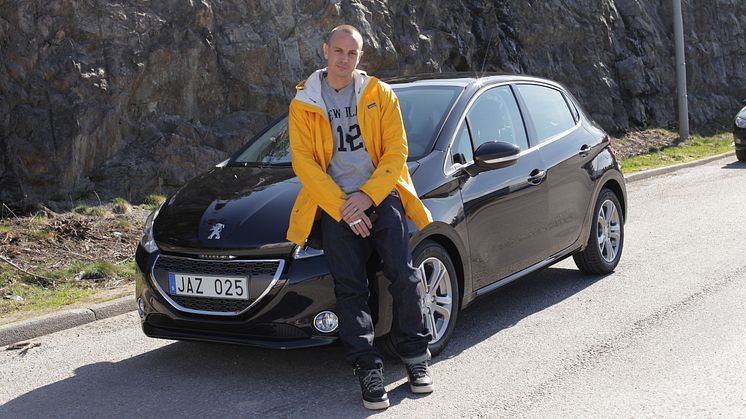 Artisten Petter kör Sveriges första Peugeot 208!