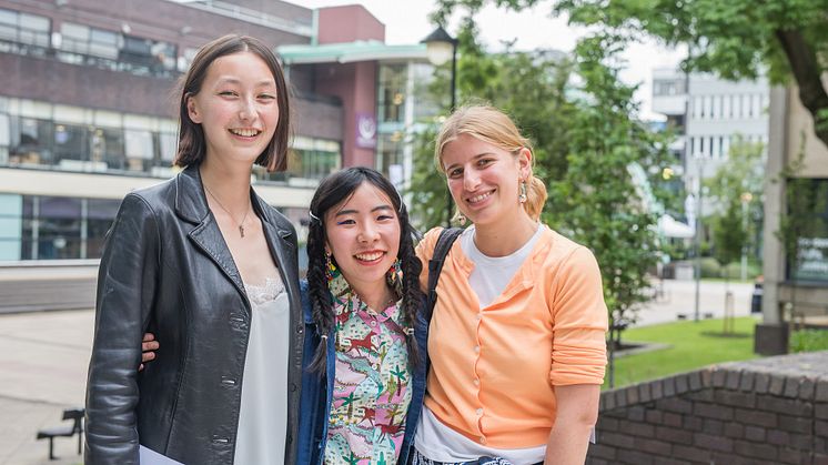 Woon Prize winner Chika Annen (centre), with second prize winner Lily Kemp (left) and third prize winner Irini Stamatiadis (right).