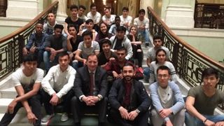 Stefan Löfven träffade en klass med nyanlända för några år sedan. Hur många av dem är nu papperslösa?
