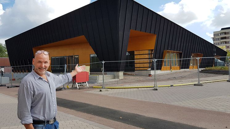 Verksamhetschefen Jan Johansson hälsar alla välkomna till Kronoteket.