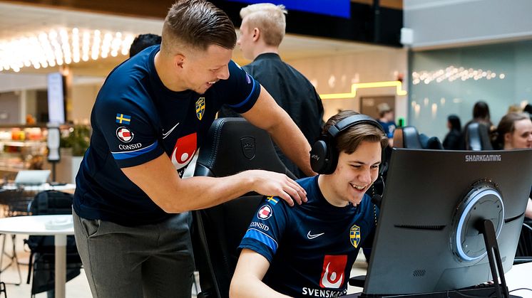 Jeagarn och b0denmaster på bootcamp inför VM i e-sport i tillfälligt gamingcenter på Telias kontor i Solna.