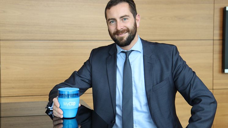 Uwe Scheffler, Leiter Casinoservice, mit Barmenia-Mehrwegbecher