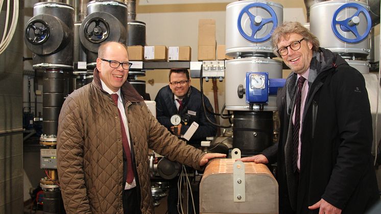 Dr. Andreas Brors, Geschäftsführer Energieservice Westfalen Weser, Matthias Partetzke, Geschäftsführer Stadtwerke Minden und Bürgerermeister Michael Jäcke vor der Anbindung der neuen Fernwärmeleitung.