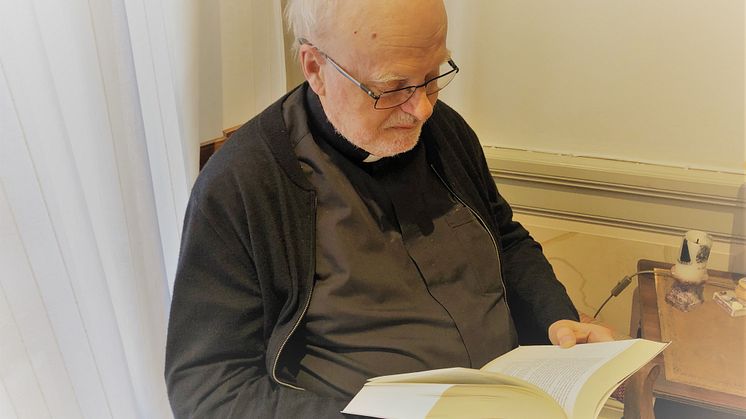 Kardinal Arborelius med den nya katolska studiebibeln