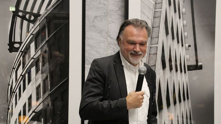 Horst Hamann bei der Eröffnung der Vernissage Vertical