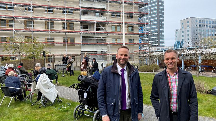 Kultur- och stadsmiljöborgarråd Jonas Naddebo (C) och äldre- och trygghetsborgarråd Erik Slottner (KD) under kulturturnéns premiär på Kista vård- och omsorgsboende