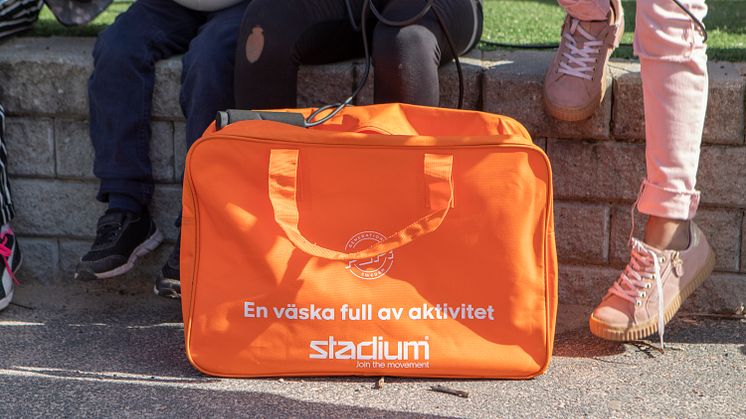 4 000 väskor fyllda av aktivitet delas ut till förstaklassare runt om i landet. Foto: Stadium
