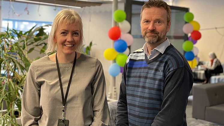 Sara Holm, näringslivsavdelningen och Fredrik Blom, Inflyttarservice representerar Piteå kommun på emigrationsmässan i Holland.    Foto: Piteå kommun