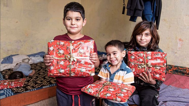 Syskonen Marion 8 år, Alexandro 5 år och Andrea 12 år har fått var sitt paket. Trots att de är i olika åldrar har paketen samma innehåll, det fungerar bra! Skrivmaterial och hygienartiklar behöver alla och den personliga hälsningen från Sverige blir 
