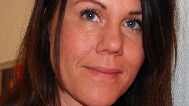 Världsmästaren i paracykel, Anna Beck, tar täten som föråkare för att inspirera barnen i Sunne när de springer för flickors rätt 