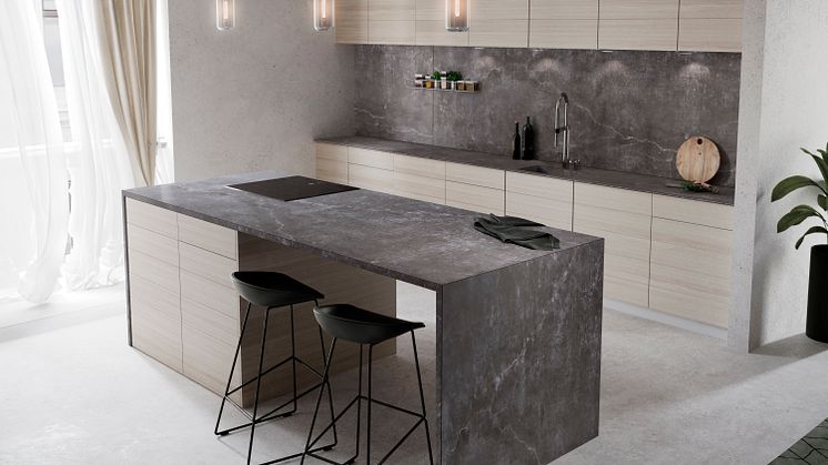 Dekton i färgen Laos från Industrial kollektionen- här som köksbro, bänlskiva och stänkskydd