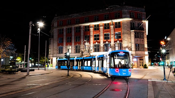 En av de nye trikkene passerer Jernbanetorget under en av testene på nattestid. Foto: Katrine Holland / Sporveien