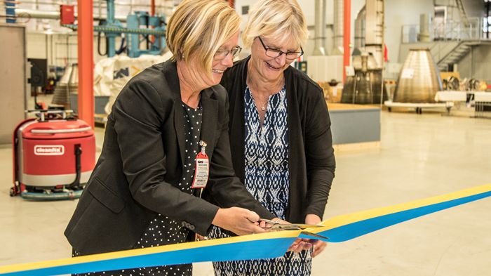 Kristina Jonäng (t v), ordförande för regionala utvecklingsnämnden i Västra Götalandsregionen, klipper bandet tillsammans med Anna Rathsman, generaldirektör Rymdstyrelsen.