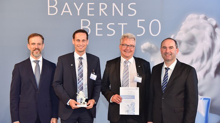 Dr. Christian Eschner (PSP), Christian Lang und Ralf Bernhardt (FIS) sowie Staatsminister Aiwanger bei der Preisverleihung "Bayerns Best 50". Foto: Studio SX HEUSER.