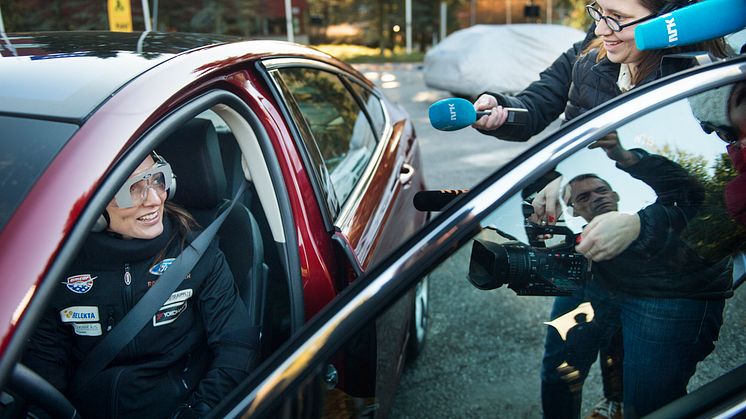 Samferdselsminister Ketil Solvik-Olsen møtte racerfører Molly Pettit til promilleduell i nye Ford Mondeo