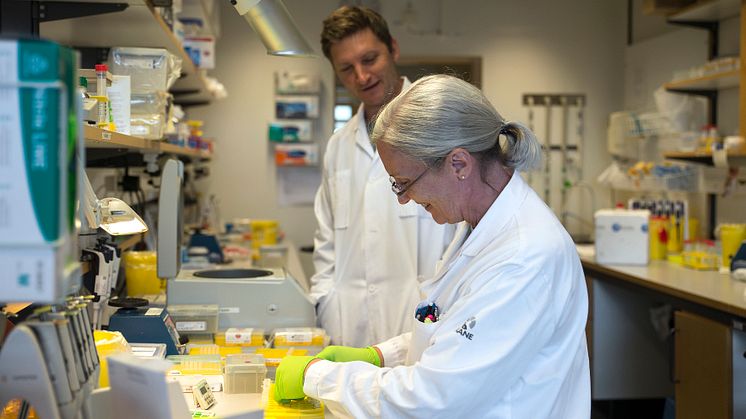 Marcus och medarbetaren Marianne Rissler Forskningsingenjör.jpeg