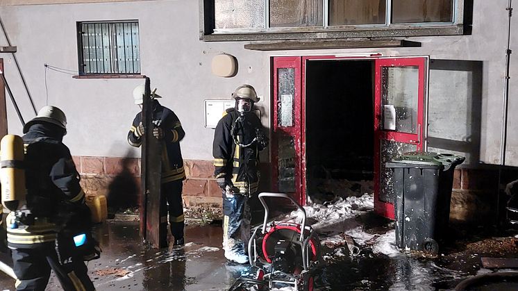 Mit Schaum zum Löschen und unter dem Einsatz von Atemgeräten gingen die ehrenamtlichen Feuerwehrleute gegen den Brand vor. 