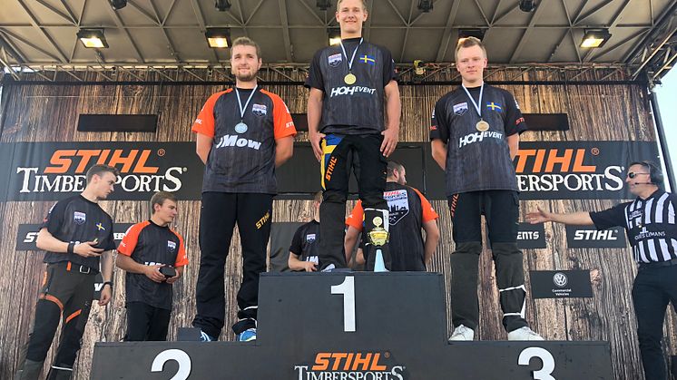 1.	Emil Hansson tog välförtjänt titeln som nordisk juniormästare efter att ha visat sig i toppform. Från vänster: Loic Voinson, Emil Hansson, Emil Svensson. Foto: STIHL Timbersports.