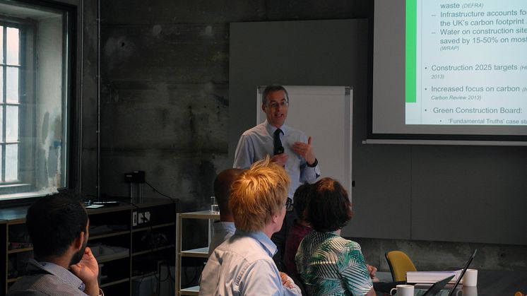 Chris Broadbent, Director of Infrastructure i BRE, presenterte CEEQUAL, miljøsertifisering for anleggsprosjekter for byggherrer, entreprenører og rådgivere som deltok på dialogmøte hos NGBC.