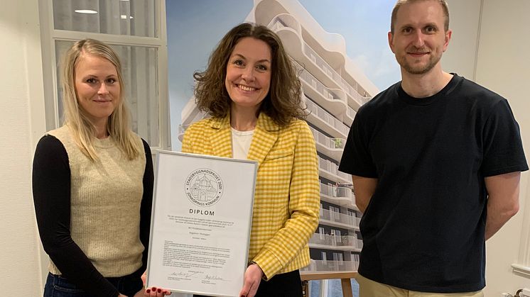 Diplom och ära! Fr v Maria Kjellgren, sälj- och marknadsansvarig, Lena Fakt, projektchef, och Victor Lekander, arkitekt.