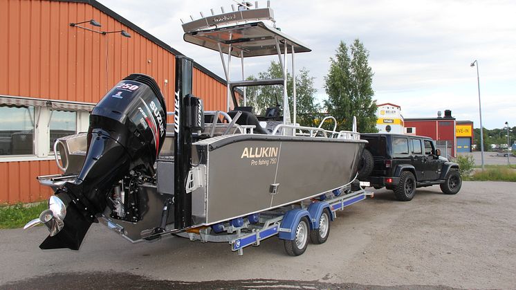 ALUKIN Pro fishing 750 på väg mot fiskeäventyr