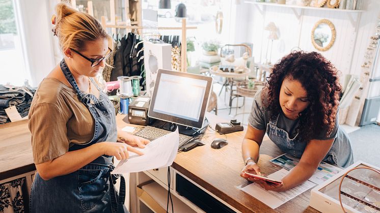 businesswomen shop