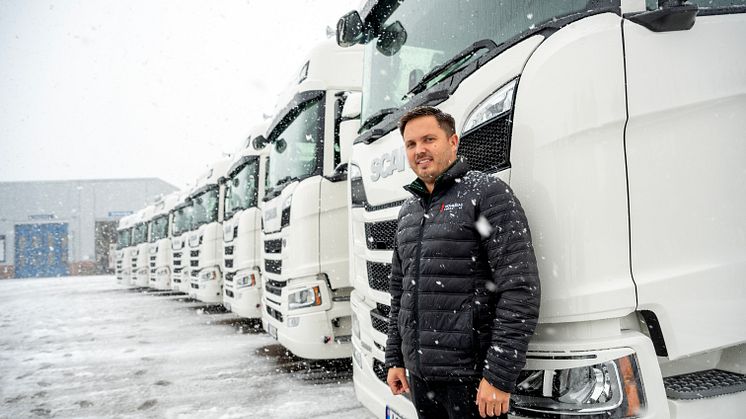 ÅTTE NYE: Rene Holmskau og hans firma Holmskau Cargo har fått åtte nye Scania 500R-trekkvogner i samme leveranse. De nye bilene skal erstatte tre av de eldste bilene i tillegg til tre innleide mens de siste to er en liten utvidelse.