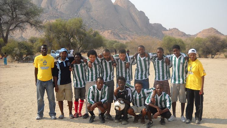DHL levererar fotbollsutrustning till barn i Namibia - Världens Barn uppmärksammade DHL:s insats på tv-gala