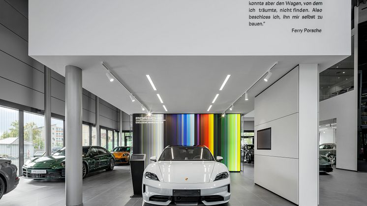 Foto: Henrik Schipper Photography. Bei „Destination Porsche“ schafft Licht den gewissen Mehrwert. Vor allem, wenn das Lichtkonzept und die Lichtsteuerung wie hier als Einheit erkannt und behandelt werden. 