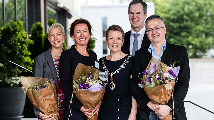 Årets prisvinnere. Fra venstre: Hilde Engjom, Mette Lyberg Rasmussen, Marit Hermansen (president i Legeforeningen), Christer Mjåset (visepresident i Legeforeningen), Nezar Raouf. Foto: Thomas Barstad Eckhoff/Legeforeningen