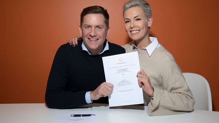 Hurtigrutens Daniel Skjeldam og EATs Gunhild Stordalen skal samarbeide om å tilby enda flere fristende og sunne matalternativer på Hurtigruten. Foto: Rune Kongsro / Hurtigruten