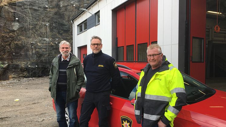 Här syns Christian Ruist, huvudprojektlededare Uddevalla kommun, Magnus Lagrell, insatsledare räddningstjänsten och Anders Lundblad, platschef Serneke vid den nyrenoverade brandstationsbyggnaden.