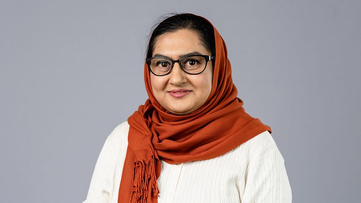 Sammia Naz Zaeem (R)