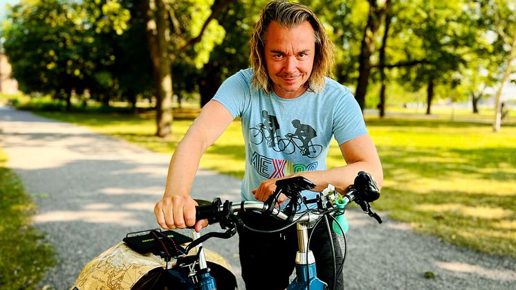 Emil Jensen har gjort hela sin hyllade sommarturné ”Än susar skogen” per cykel som en manifestation för miljön och klimatet.