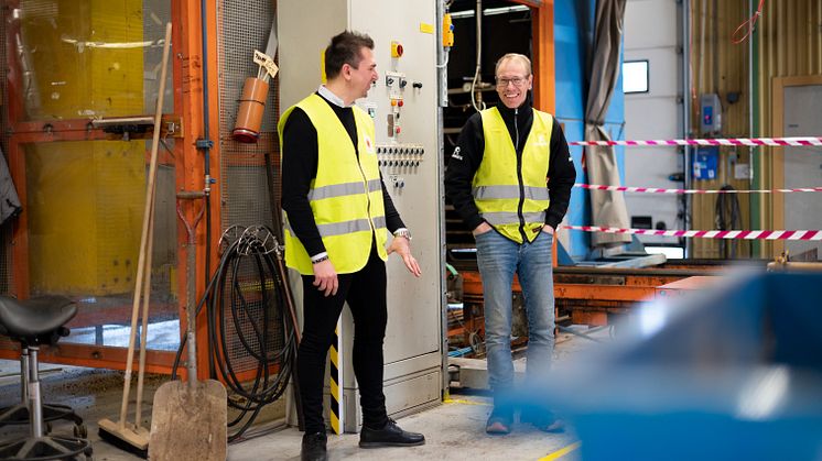 På bilden ser du Elvir, säljare på OEM Automatic, när han besöker Stora Ensos plantskola och snackar säkerhet.