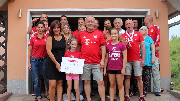 Mitglieder des Bayern Fanclubs Lipsia United vor ihrem Vereinsheim