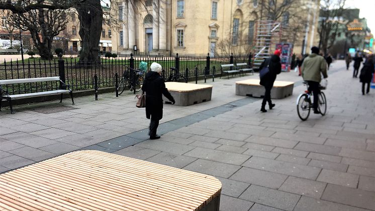 Några av de första fyra skyddsbarriärerna som 14 december placerades ut på Kungsgatan i Göteborg. Bild: Trafikkontoret Göteborgs Stad