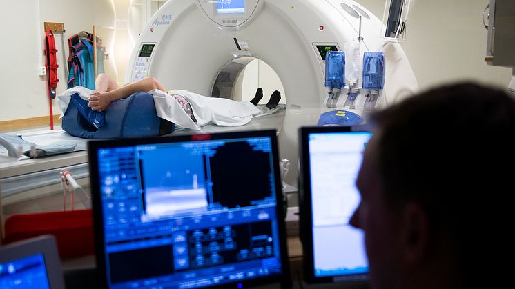 Innan patienten kommer till Diagnostiskt centrum genomförs en röntgen. Den utvärderas av en radiolog och vidarebefordras till ansvarig läkare på Diagnostiskt centrum inför samtalet med patienten.