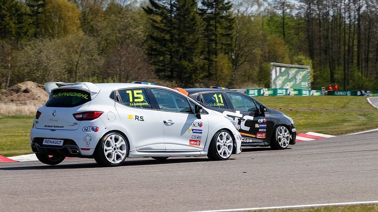 Det är Joel Jern (nr 11) Julius Ljungdahl (nr 15) och de andra förarna i Clio Cup JTCC kommer att jaga på Solvalla i helgen. Foto: Tony Welam/STCC
