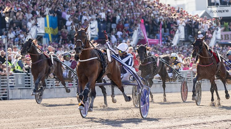 Horsy Dream vinner Elitloppet 2024 med Eric Raffin i sulkyn. Foto: Lena Emmoth/TR Bild.
