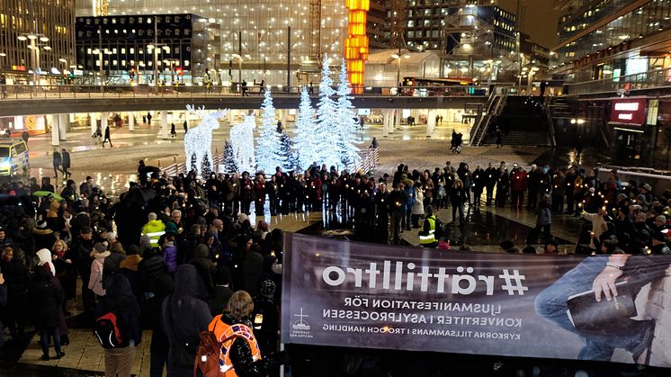 Efter förbönsgudstjänsten i Filadelfiakyrkan samlades många till en ljusmanifestation på Sergels torg där deltagarna formade ett hjärta.  Foto: Mikael Stjernberg.