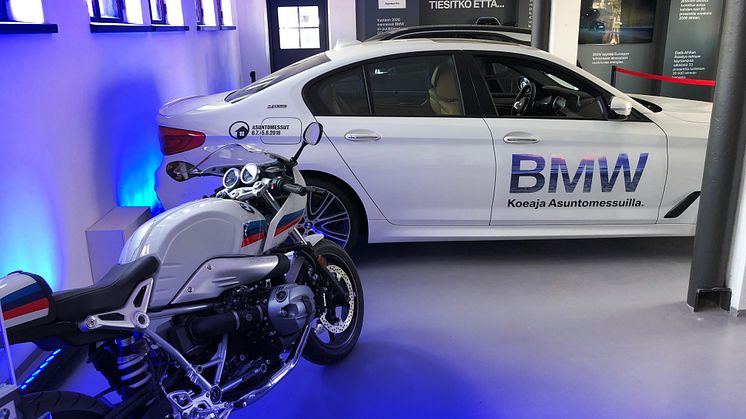 Kohteessa esiteltiin messujen ajan BMW:n sähkö- ja hybridiautoja sekä latausjärjestelmiä.