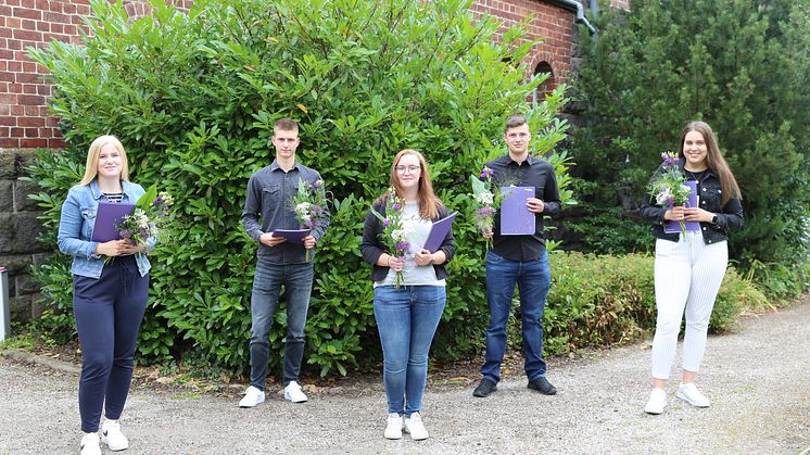 Nach Abschluss ihrer Ausbildung haben die Auszubildenden einen Anschlussvertrag bekommen: Melina Nuhn (Willingshausen, von links), Leon Schwalm (Neukirchen), Aileen Wagner (Neukirchen), Loris Tim Ide (Willingshausen) und Hannah Pschibul (Felsberg). 