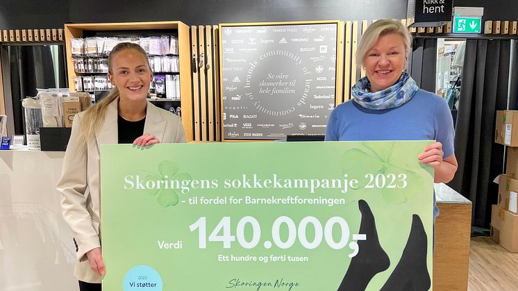 Det var med stor glede at Camilla Korsæth Reinhartsen, partneransvarlig hos Barnekreftforeningen (til v.) mottok den samlede donasjonen på 140 000 kr, som ble overrakt av butikksjef Inger Gulliksen på vegne av alle Skoringens 72 butikker