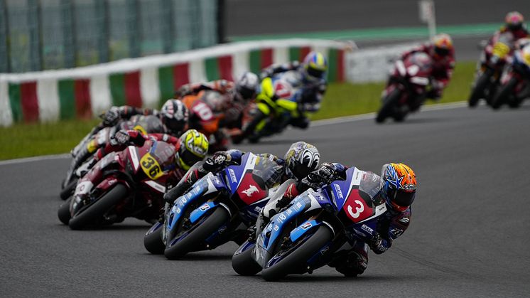 JSB1000/レース1：最終ラップの最終シケインでチームメイトと接触し転倒リタイアとなった#3 岡本裕生（YZF-R1）