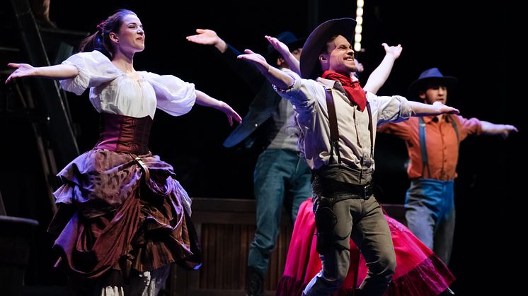 Cirque Éloize gästar Stora Teatern med föreställningen Saloon. Foto: Kate Penn.