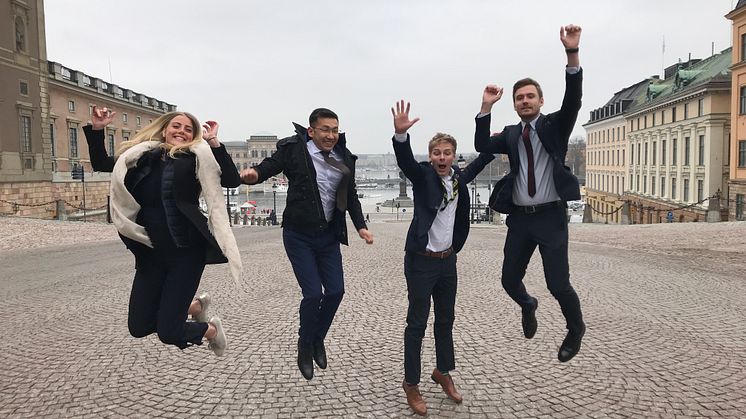 Årets Kompassrosstipendiater på Slottsbacken inför årets Diplom- och stipendieceremoni.