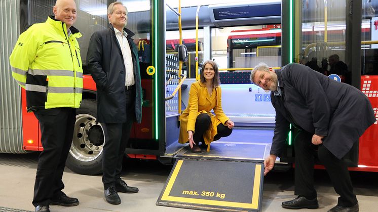 Øystein Svendsen, Cato Hellesjø, Sirin Stav og Bernt Reitan Jenssen viser stolt fram nye, utslippsfrie, sikrere og mer tilgjengelige busser som settes i drift 16. april. Foto: Ruter/Øystein Dahl Johansen