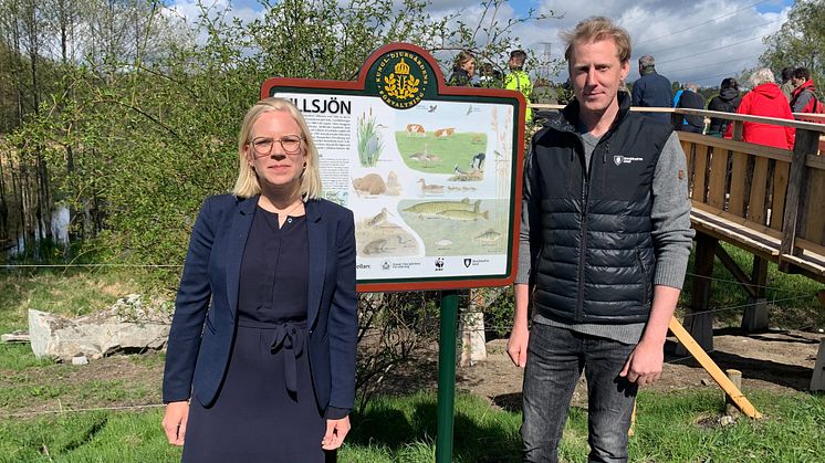Idrottsborgarråd Karin Ernlund (C) och Stockholms stads fiskekonsulent Oliver Karlöf vid invigningen av Lillsjöns fiskevåtmark.